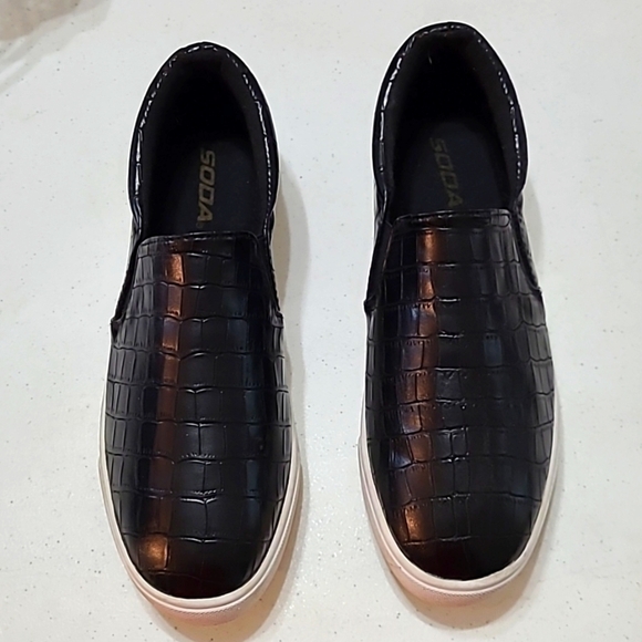 SODA black croc embossed sneakers size 8.5 - Picture 2 of 9